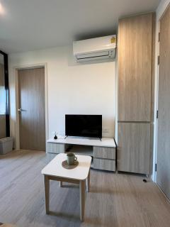 Quiet apartment with pool close to MRT station - 5