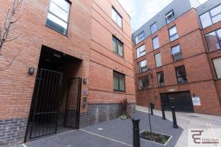 Stylish 2BR Apt, Birmingham JQ, Walk to City, ICC, Utilita Arena, Sleeps 4 - 9