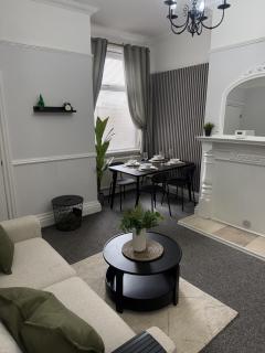 Month Stays Central 3 bed Three Bedroom House by Brookland Stays Serviced Accommodation & Short Lets in Preston with Free WiFi - 2