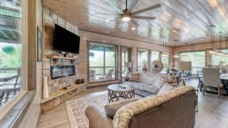 Wanderer by AvantStay Sleeps 34 A Custom Smokies Cabin - 3