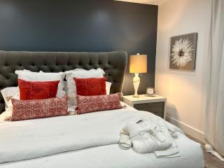 Ritzy Little House - 2