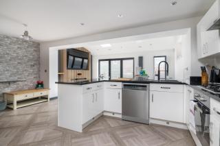 Perfect For Groups Spacious 4 Bedroom Parking - 1