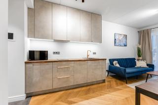 Elegant Luxury Apartment with Balcony - 5