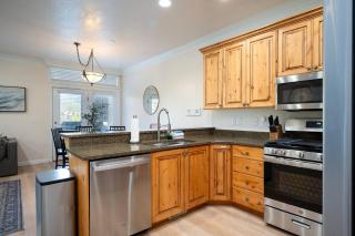 Snowbasin Lakehouse LS27 Ski Getaway Hot Tub - 1
