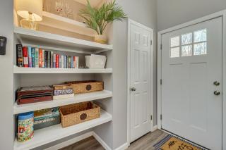 Cabin in Lakeside Community! Poconos Getaway - 4