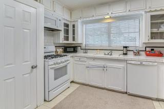 Shop, Dine and Explore Home 3 Mi to NRG Stadium - 2