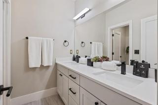 Leavenworth Mountain - Lake View Hot Tub & BBQ Area - 1