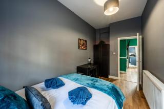 Stylish 2-Bed Apartment Near City Centre Sleeps 6 - 1