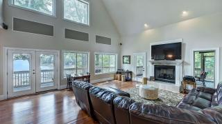 Family Lake House Retreat by AvantStay - 9