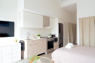 Modern 1BR Downtown Toronto - Steps to Eaton Centre & Yonge-Dundas Square - 3