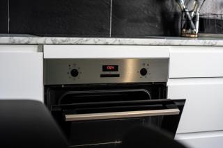 Spacious 4-Bed Apartment · Sleeps 9 · City Centre - 5