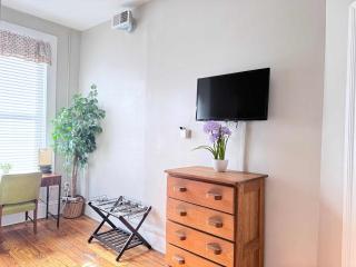 Suite One King Bed 2TVs Free Parking & museums - 4