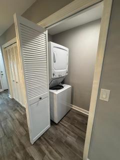 Spacious 2BR Apt with Balcony and 2 King Beds Sleeps 6 - 6