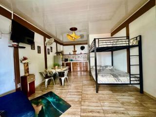 Villas Ela en Bahía Ballena Uvita hermosas habitaciones privadas grandes, piscina, cocina, jacuzzi, aire acondicionado, tv, baño privado, parqueo gratis y terraza - 3