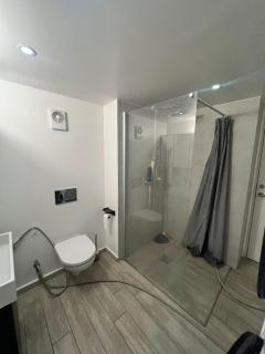 Modern House with Outdoor Area and Free Parking - 1