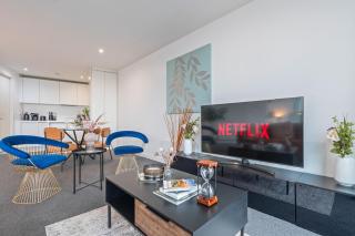 High-Rise Luxury 2Bed 2Bath Central - 2