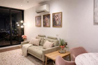 Breathtaking views of Yarra River and City skyline with Gym access - 7