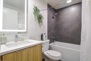 Spacious 2BDR in SM - 5 minutes walk to the beach! - 6