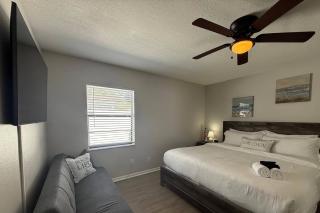 Shells of Paradise a Cozy, Pet-Friendly Tampa Home with Heated & Screened Pool 4 miles to Adventure Island and Busch Garden - 1