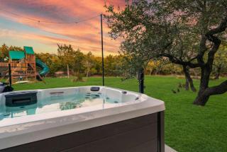 Dink Dip & Dream - Pickleball - Pool - Putt Putt - 4