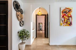 Relaxing stay with pool & secure parking - 3