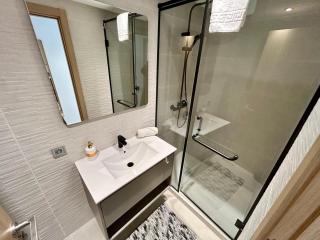 Bright 2 Bedroom Flat - 7th Floor - Prime Location - 9