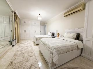 Exclusive 3BR Rooftop Retreat Nile and Pyramids Views Maadi Prime location - 1