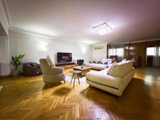 Exclusive 3BR Rooftop Retreat Nile and Pyramids Views Maadi Prime location - 7