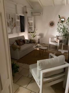 Alamanda en pleine nature , proche de la réserve de Cousteau et de la plage de Malendure - 1