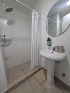 Cómoda habitación con TV a 20 min del aeropuerto - 1