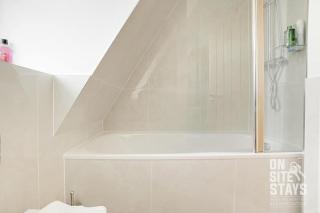 OnSiteStays 3BR Quiet Apt Ensuite & Air Con - 9