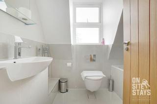 OnSiteStays 3BR Quiet Apt Ensuite & Air Con - 2