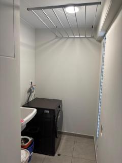Amplia habitación con baño propio a 20 min del aeropuerto - 1