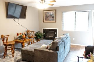 Rest Easy Retreat - 2BR Near SHSU - Pool - WiFi - Free Parking - 0