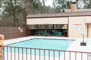 Rest Easy Retreat - 2BR Near SHSU - Pool - WiFi - Free Parking - 6