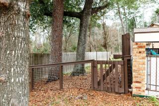 Rest Easy Retreat - 2BR Near SHSU - Pool - WiFi - Free Parking - 9