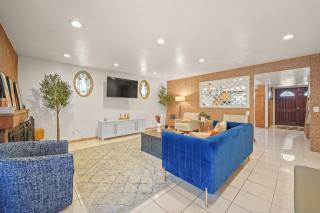 Sleeps 18 5BR Group Stay With Yard & Parking - 4