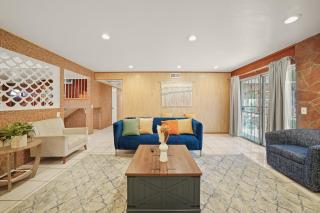Sleeps 18 5BR Group Stay With Yard & Parking - 3