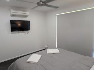 Modern 3-Bedroom Comfort in Oxenford, 5 minutes from Movie World - 2