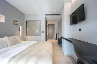 Bright & Modern Studio in Central Psyri King Bed - 1