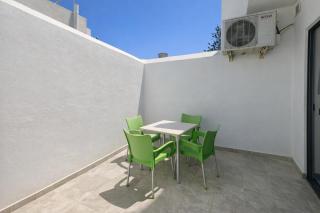 Relaxing Twin Room with Private Bathroom in Peaceful Pembroke Near St Julians - 4