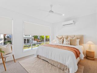 Dream World Escape 4BR Oxenford - Pool, Gym BBQ - 4