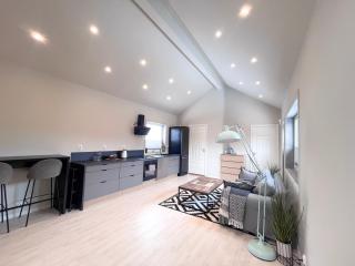 Scandinavian modern apartment with strategic location for travelers - 0