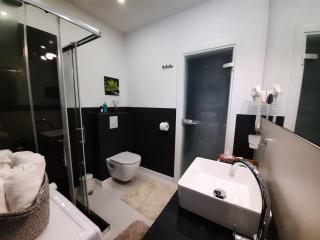Pool and Sea Luxury Apartment - 9