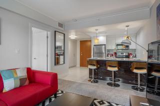 Vibrant Stylish, Cozy Waterfront Downtown - 8