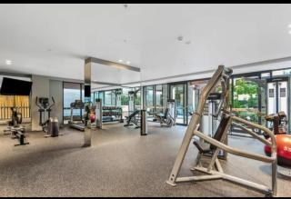 Sky High Southbank 1BR with Pool & Gym - 9