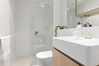 Sky High Southbank 1BR with Pool & Gym - 4