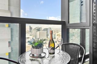 High Rise CBD Retreat Cozy 1BR Pool, Gym, Sauna - 3