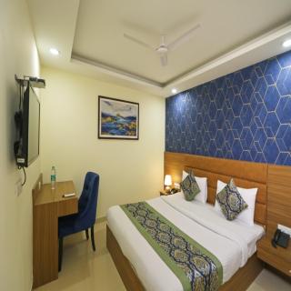 Hotel Grand Omaxe - Near Delhi Aerocity with Airport Pickup - 2