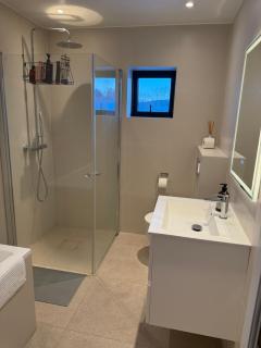 Peaceful rooms in a Modern and comfortable home - 9